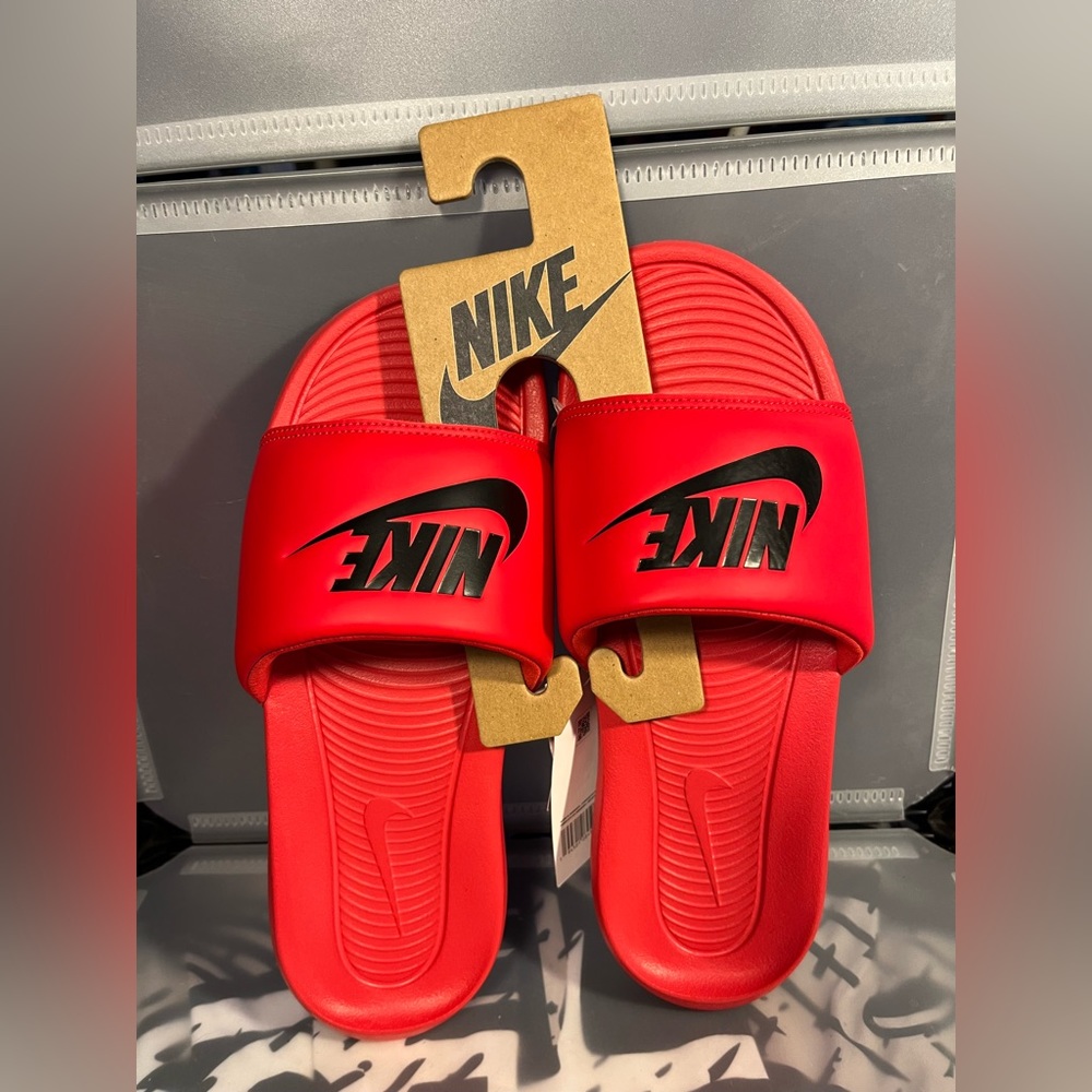 Size 9 brand new with tags Nike Victor slides